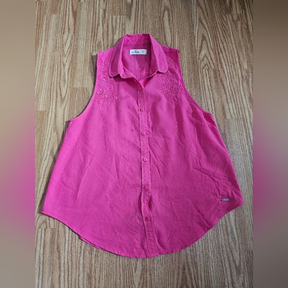 Hollister Tops - HOLLISTER PINK WOMEN'S TOP SHORTSLEVE SIZE XS embroided